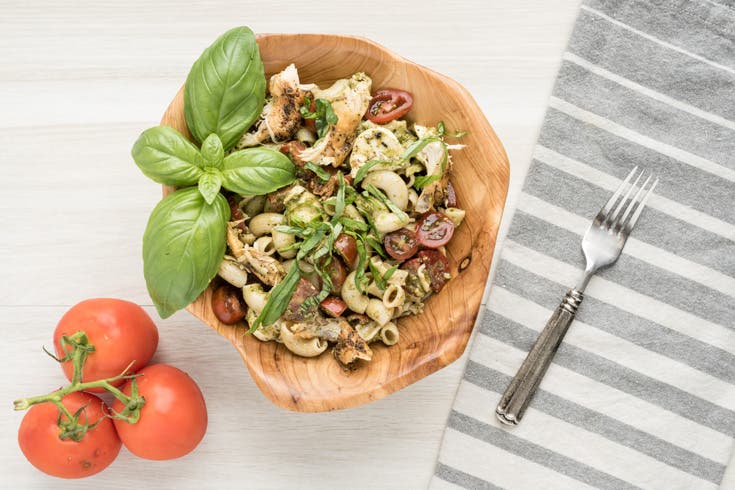 Domates ve tavuklu makarna salatası