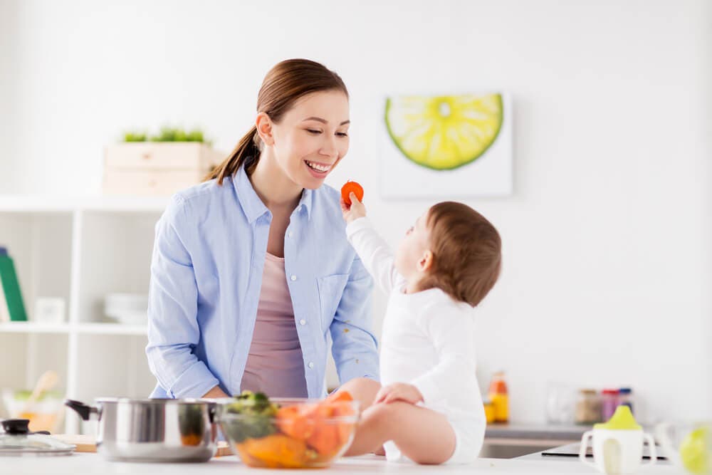 Кухня кормящей матери. Мама кормит ребенка на кухне. Кормить завтраками. Кормление ребенка на работе женщины. Завтрак кормящей мамы.