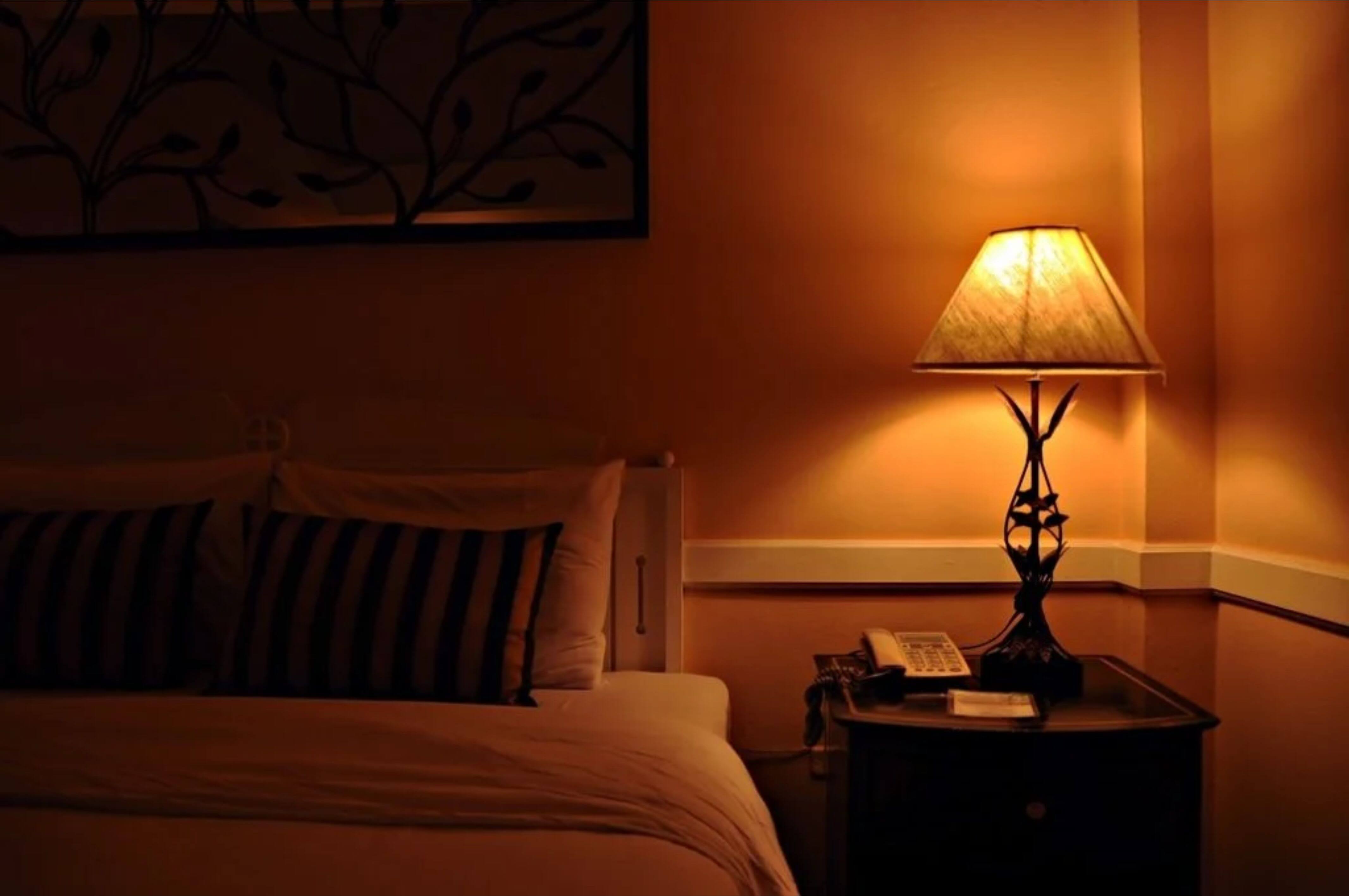 Bedroom lamps. Лампа в комнате. Торшер в комнате. Местное освещение. Приглушенный свет в спальне.